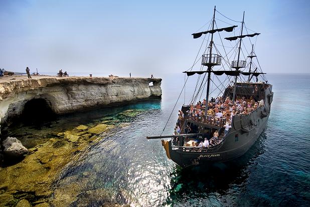 корабль Черная жемчужина возле морских пещер
