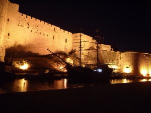 Гирне (Кирения). Стены замка