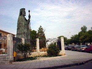 Макариос III в бронзе