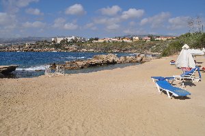 Пляж с лежаками. Вилла в Пафосе