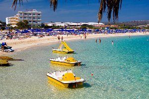Пляж Макрониссос (Macronissos Beach) перед отелем Asterias Beach