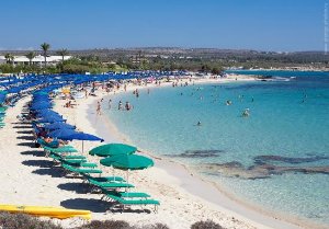 Пляж Макрониссос (Macronissos Beach)