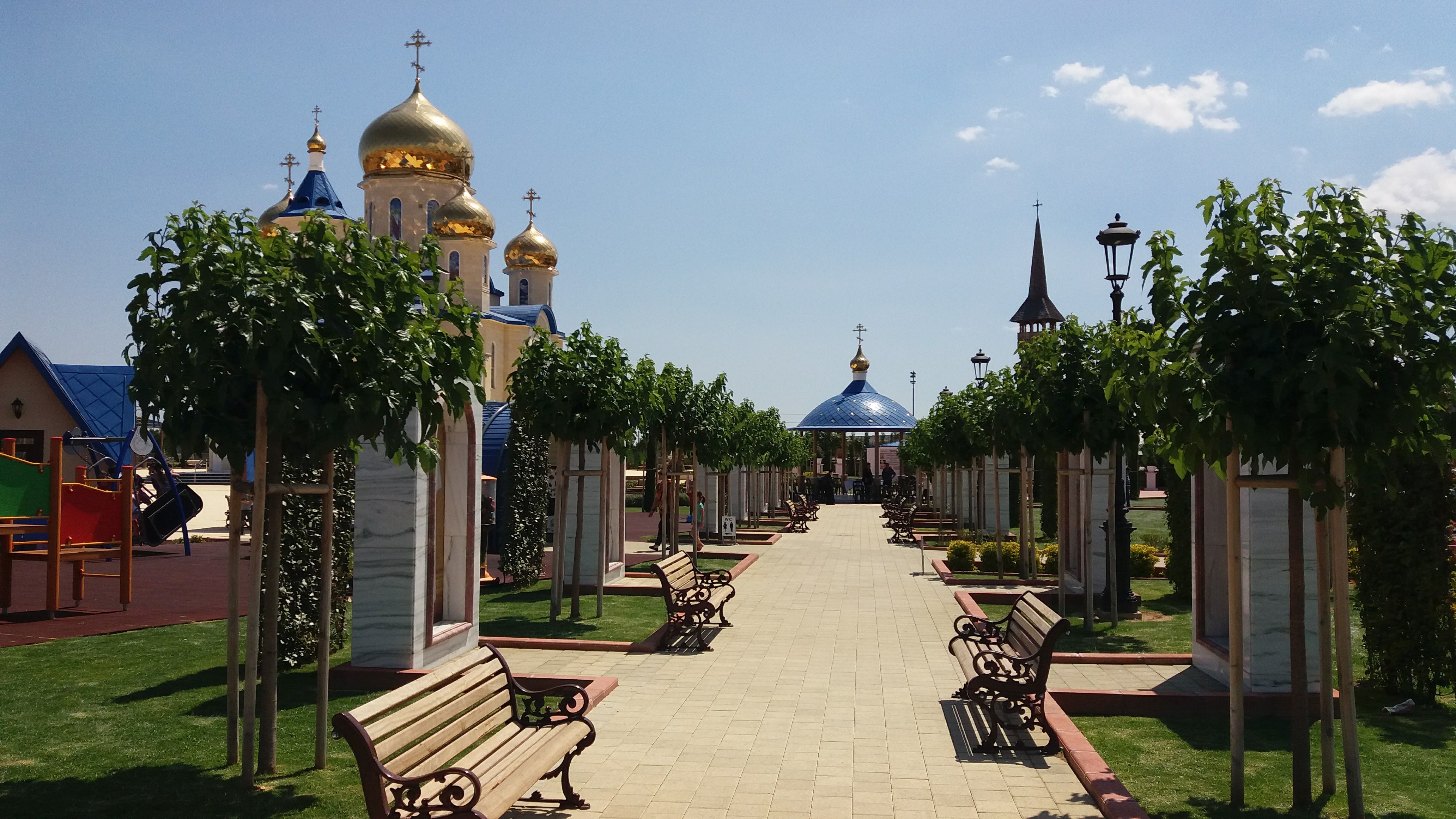 Аллея возле храма в Эпископио