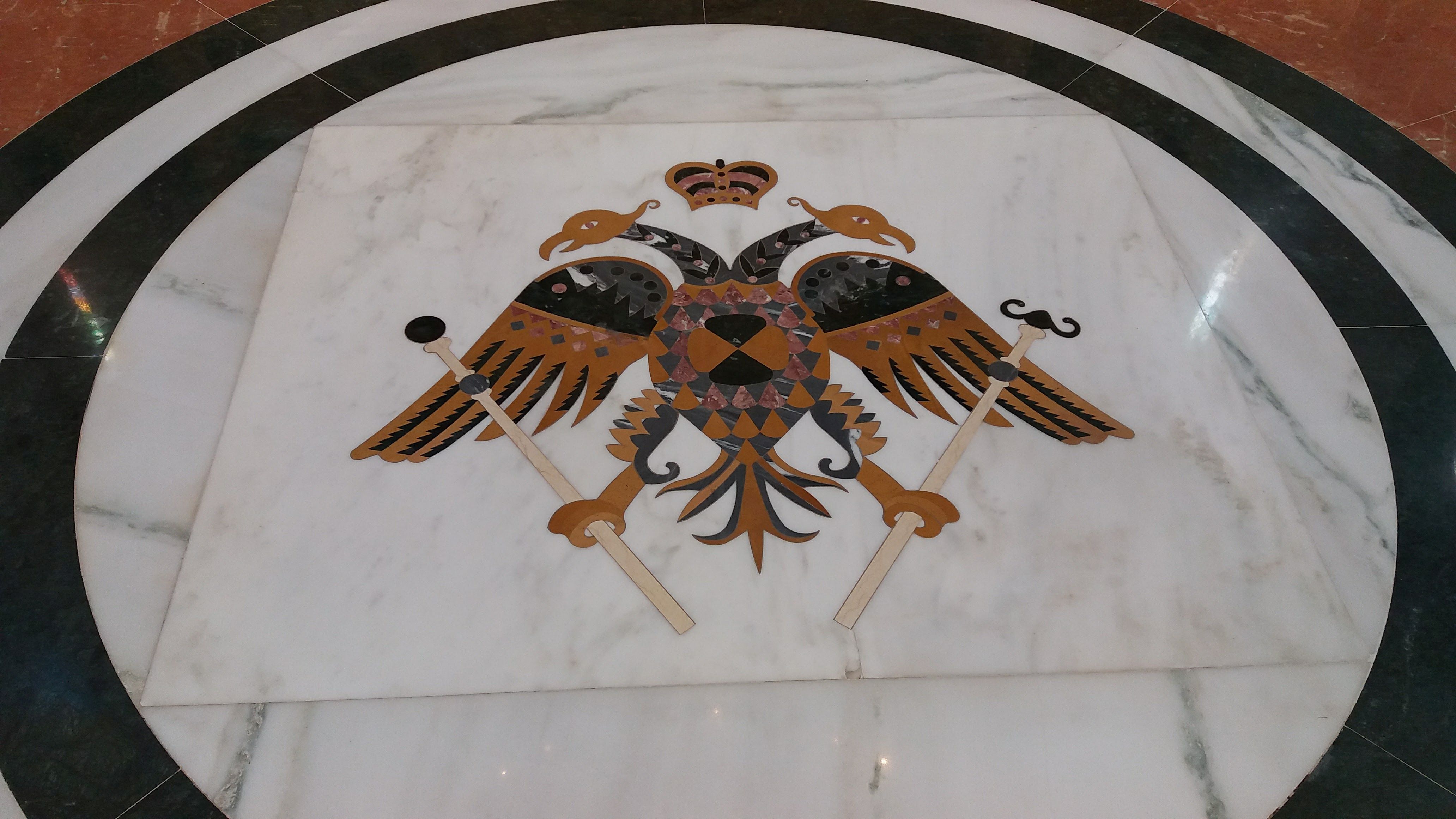 Герб в храме