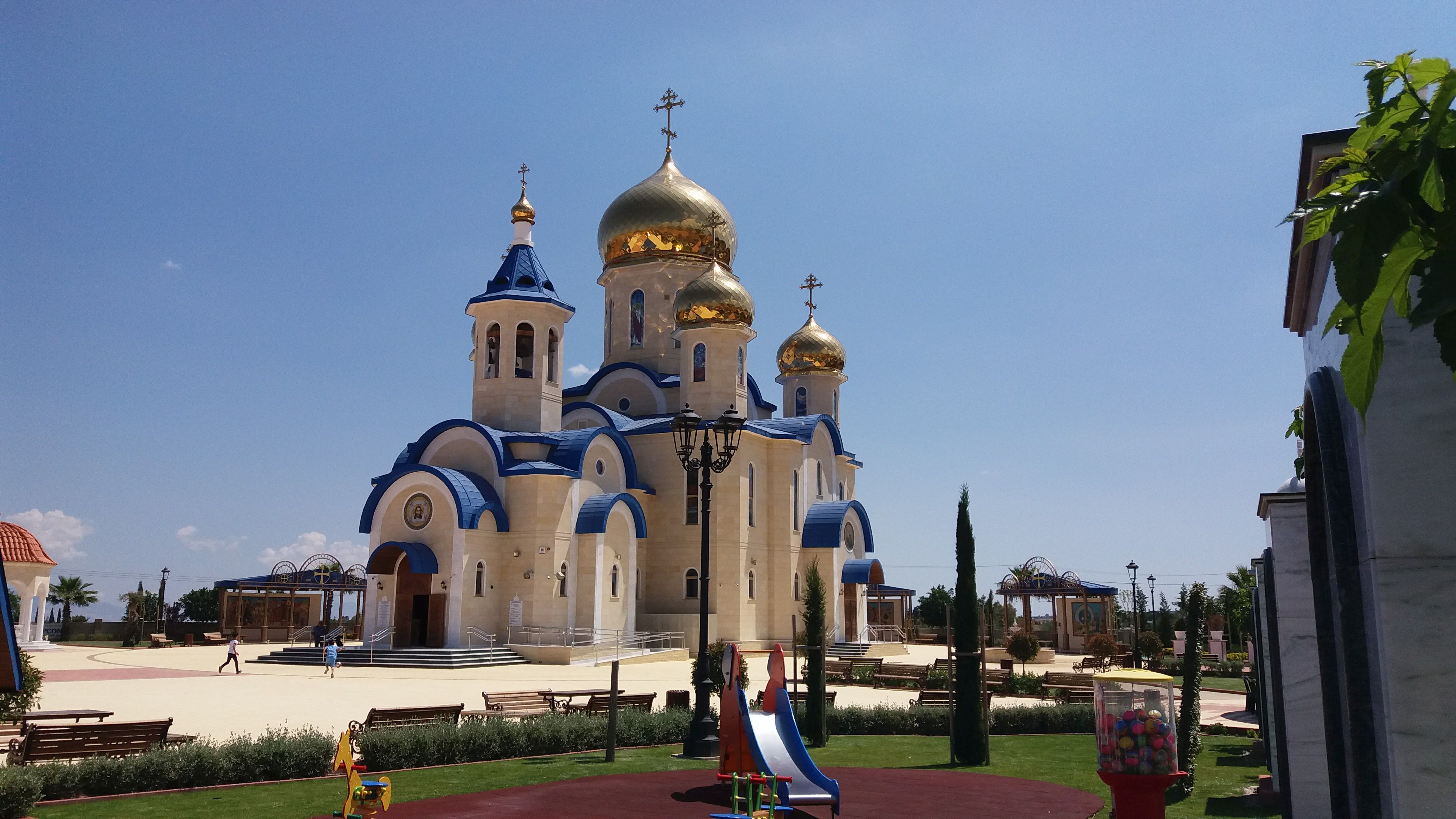 Храм и детская площадка в Эпископио