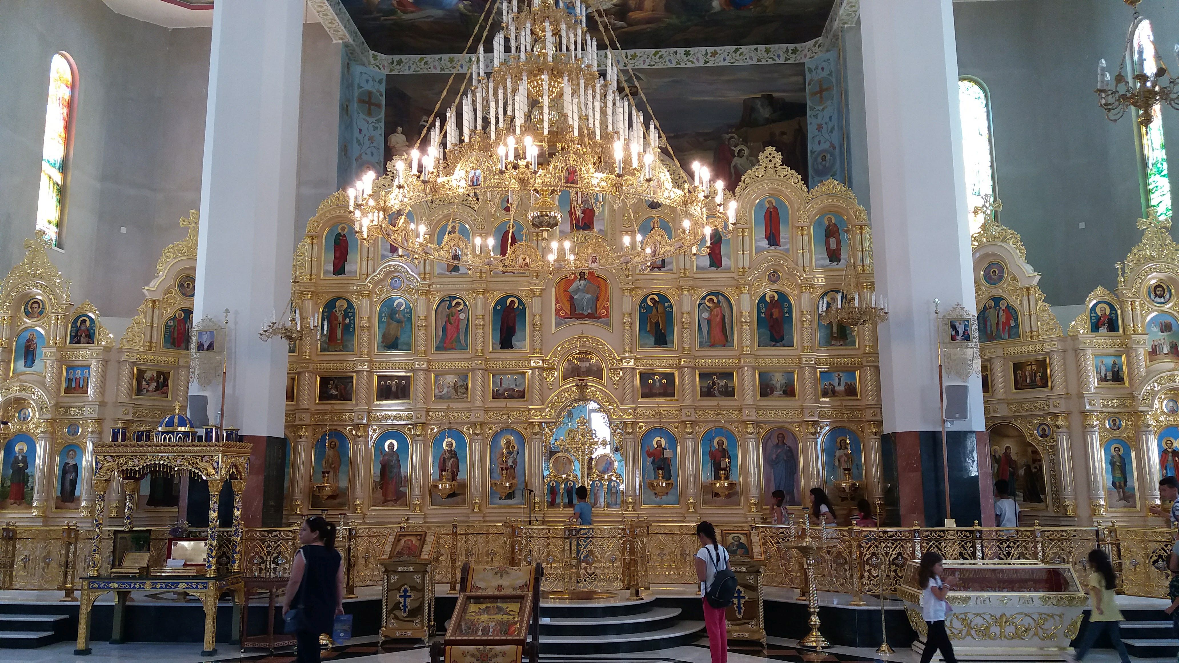 Икона с русскими святыми в храме в Эпископио