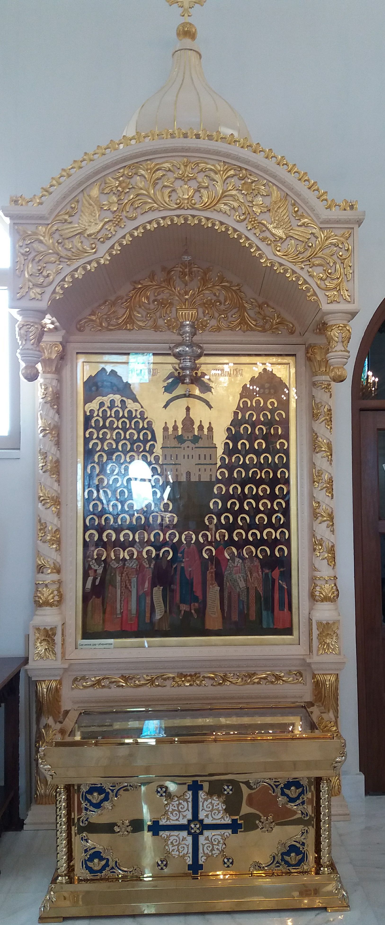 Иконостас в храме в Эпископио
