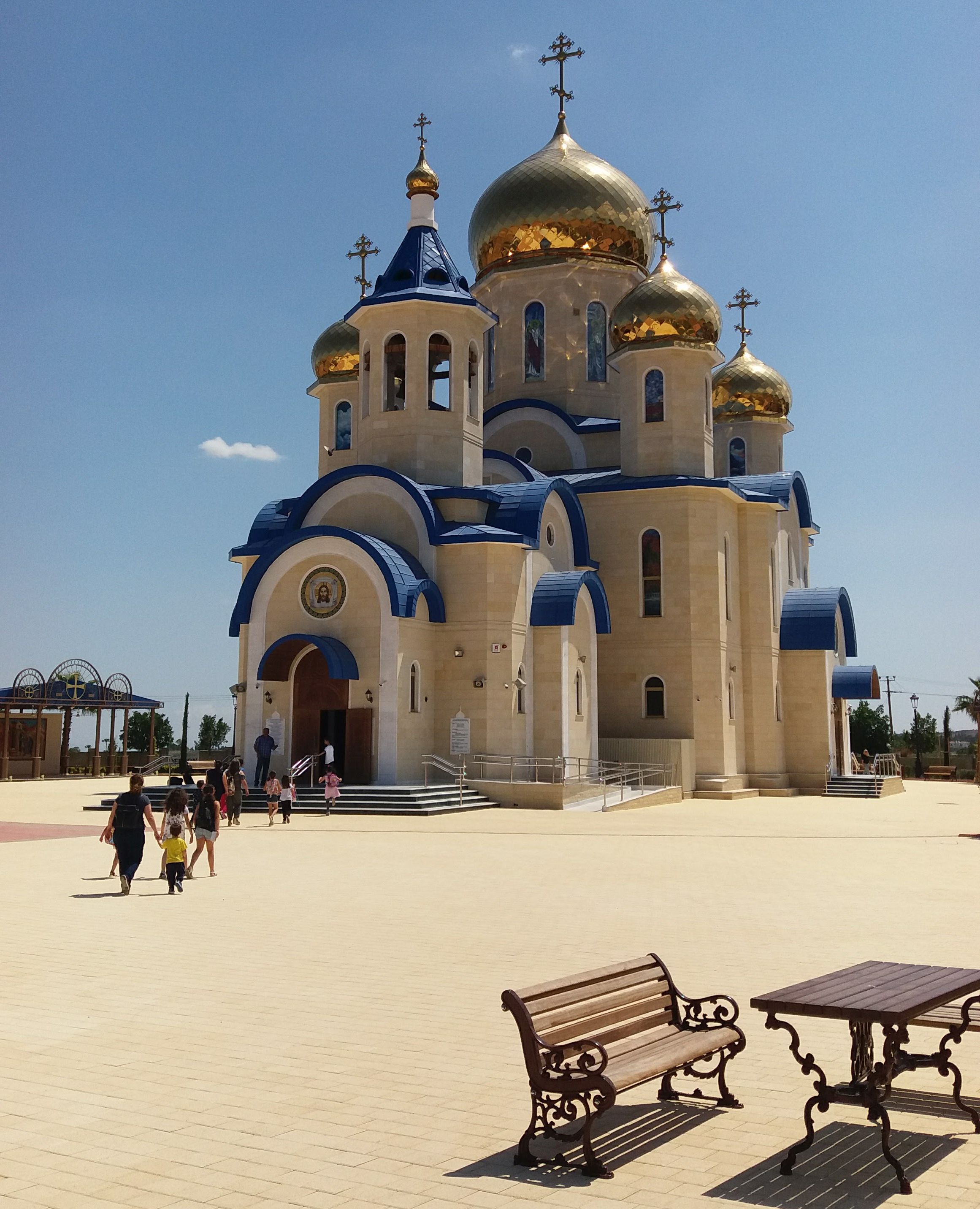 Площадь перед храмом в Эпископио