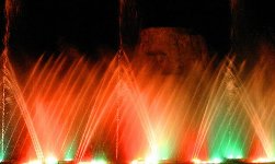 Оранжевые струи воды