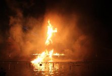 Шоу Лава стекает в воду